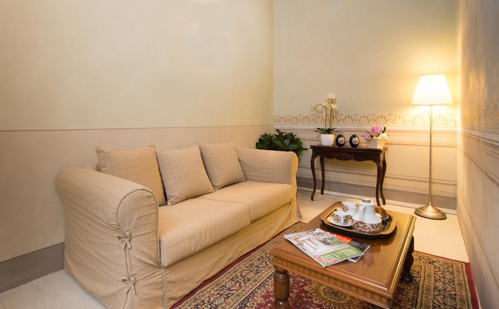 Hotel ALTIDO Palazzo Piazza Mazzini Pescia Camera foto